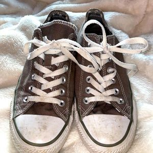 Converse Size 7 Woman’s